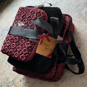 NWT Worldwide Dreams cosmetic/toiletry bags, set of 3 different sizes.